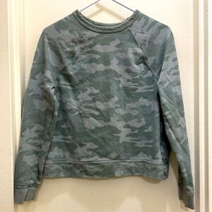 Universal Thread Light Green Camo Sweatshirt in Size Womens Small